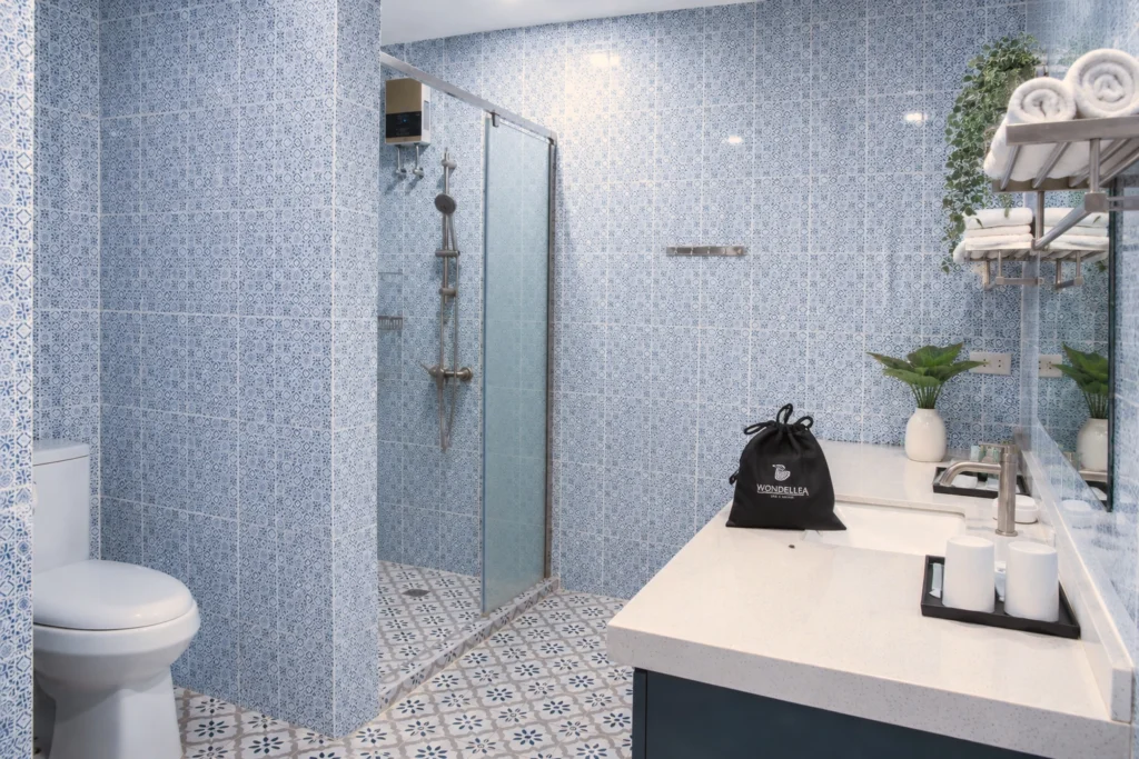 bathroom-for-deluxe-king-and-twin-pic-2