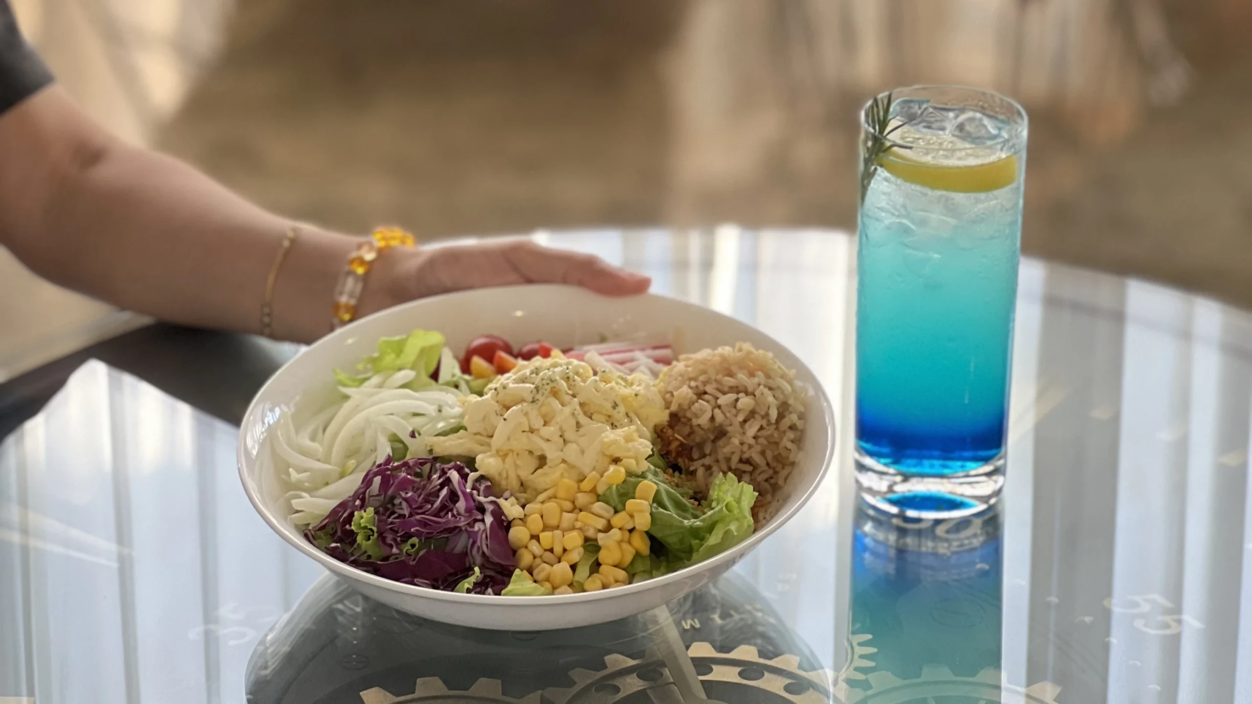 Wondellea Cafe Menu healthy bowl served with a blue refresher